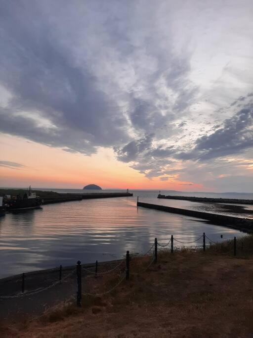 Stunning Riverside Town House With Views Ayrshire ガーバン エクステリア 写真