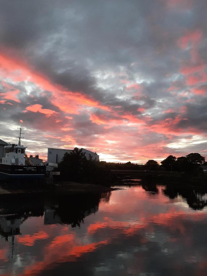 Stunning Riverside Town House With Views Ayrshire ガーバン エクステリア 写真