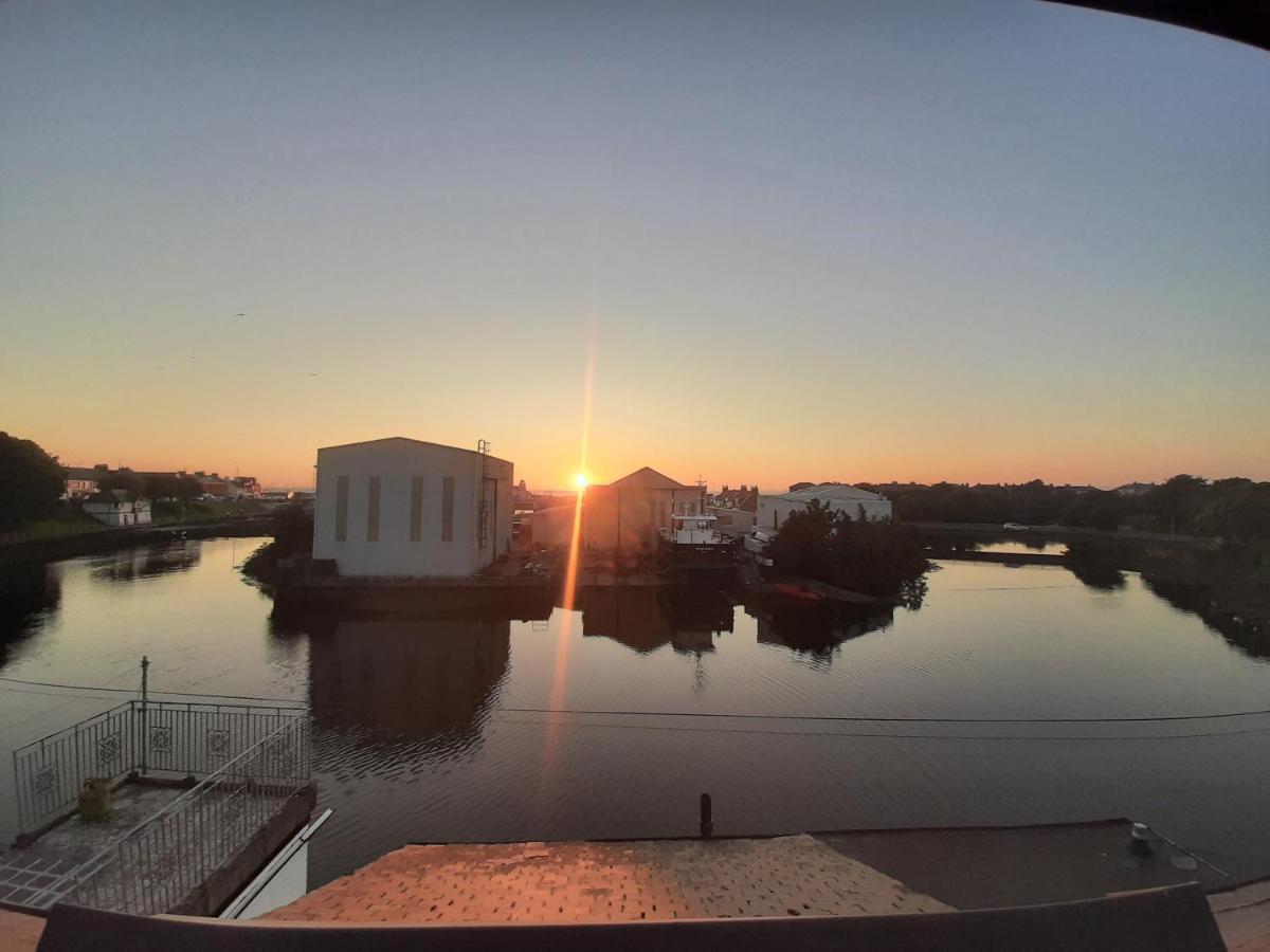 Stunning Riverside Town House With Views Ayrshire ガーバン エクステリア 写真